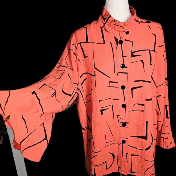 Red and Black Linen Blend Tunic, Zipper down the back, statement sleeves. - Picture 7 of 10